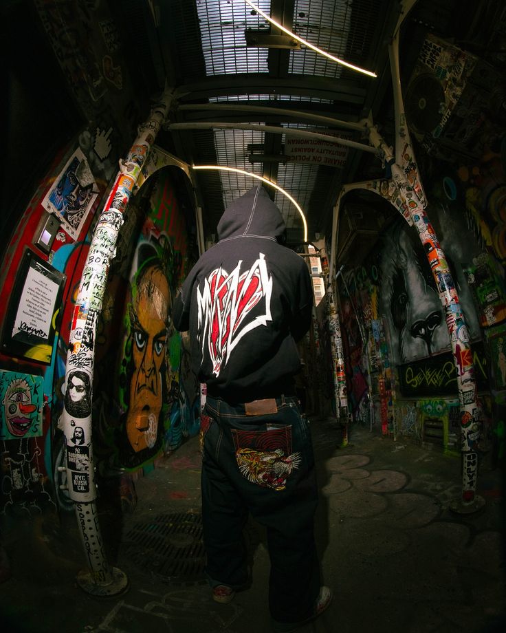 HOODIES & SWEATSHIRTS